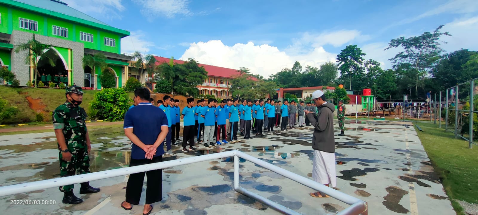 pelatihan-baris-berbaris-dengan-babinsa-darussilmi